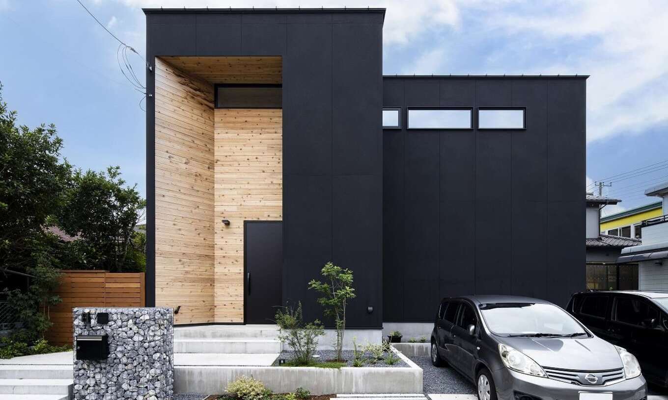 木と黒の対比が印象的な家